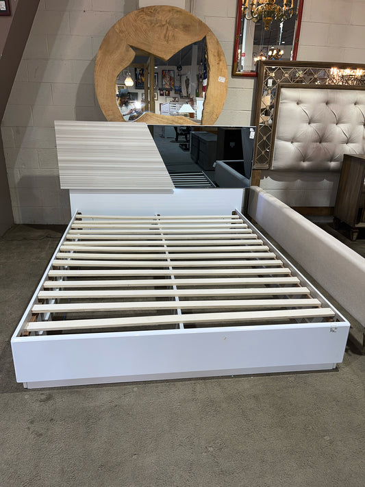 Queen Size White Lacquered Wood & Smoke Mirror Bed w/ LED Lights
